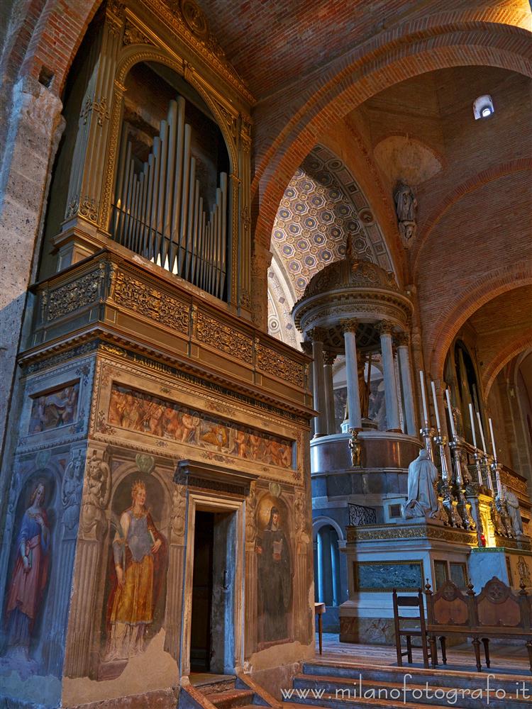 Milano - Cantoria sinistra e altare maggiore della Basilica di San Simpliciano